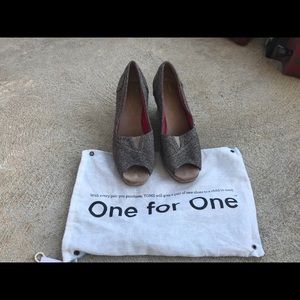TOMS Wedge, Size 8.5, Brown Tweed with Gold Fleck
